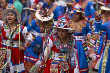 : Oruro, Bolivia - 26 Şubat 2017: Tinkus dans grubu onlar yıllık Karnaval sırasında Bolivya Altiplano incelemesi şehir Oruro geçit töreni gibi performans süslü kostümleri.