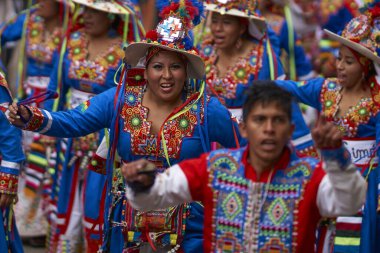 : Oruro, Bolivia - 26 Şubat 2017: Tinkus dans grubu onlar yıllık Karnaval sırasında Bolivya Altiplano incelemesi şehir Oruro geçit töreni gibi performans süslü kostümleri.