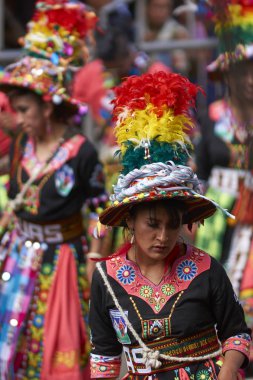 : Oruro, Bolivia - 26 Şubat 2017: Tinkus dans grubu onlar yıllık Karnaval sırasında Bolivya Altiplano incelemesi şehir Oruro geçit töreni gibi performans süslü kostümleri.