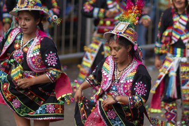 : Oruro, Bolivia - 26 Şubat 2017: Tinkus dans grubu onlar yıllık Karnaval sırasında Bolivya Altiplano incelemesi şehir Oruro geçit töreni gibi performans süslü kostümleri.