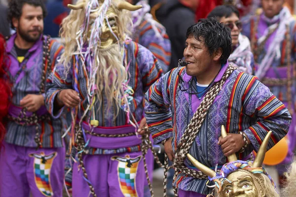Oruro Bolívia Fevereiro 2017 Dançarinos Folclóricos Tradicionais Trajes Ornamentados Apresentam — Fotografia de Stock
