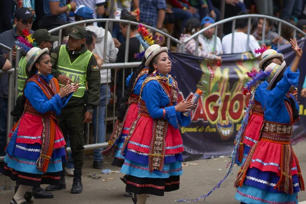 彼らは毎年恒例のカーニバル中にボリビアのアルティプラーノのオルロのマイニングを通してパレードを実行する華やかな衣装のオルロ ボリビア 2017 伝統的な民族舞踊 — ストック写真