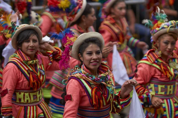 Oruro Boliwii Lutego 2017 Tradycyjne Ludowe Tancerzy Kwiecisty Kostiumy Wykonywania — Zdjęcie stockowe