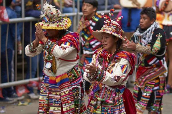 Oruro Bolívia Fevereiro 2017 Grupo Dança Tinkus Trajes Ornamentados Apresentando — Fotografia de Stock