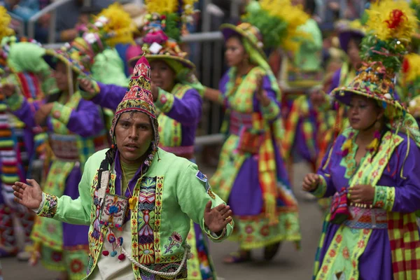 Oruro Bolívia Fevereiro 2017 Grupo Dança Tinkus Trajes Ornamentados Apresentando — Fotografia de Stock