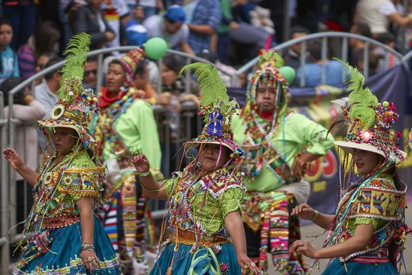 玻利维亚奥鲁罗 2017 Tinkus 舞蹈团华丽服饰表演作为他们期间 游行通过奥鲁罗矿业城市在玻利维亚高原上一年一度的狂欢节 — 图库照片