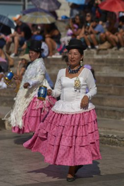 Arica, Şili - 11 Şubat 2017: con Morenada dansçılar bir street parade, yıllık Carnaval Andino sırasında performans la Fuerza del Sol Arica, Chile.