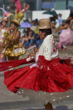 Arica, Şili - 11 Şubat 2017: con Morenada dansçılar bir street parade, yıllık Carnaval Andino sırasında performans la Fuerza del Sol Arica, Chile.