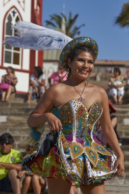 Arica, Şili - 11 Şubat 2017: con Morenada dansçılar bir street parade, yıllık Carnaval Andino sırasında performans la Fuerza del Sol Arica, Chile.