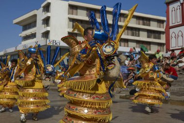 Arica, Şili - 11 Şubat 2017: con Morenada dansçılar bir street parade, yıllık Carnaval Andino sırasında performans la Fuerza del Sol Arica, Chile.