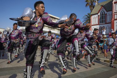 Arica, Chile - 10 Şubat 2017: Caporales dans grubu yıllık Carnaval Andino con la Fuerza del Sol Arica, Şili'de sahne süslü kostümleri.
