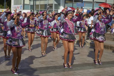Arica, Chile - 10 Şubat 2017: Caporales dans grubu yıllık Carnaval Andino con la Fuerza del Sol Arica, Şili'de sahne süslü kostümleri.