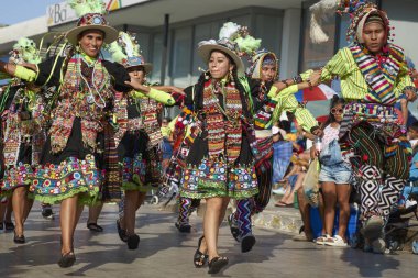 Arica, Chile - 11 Şubat 2017: yıllık Carnaval Andino con la Fuerza del Sol Arica, kuzey Şili adlı bir street parade sırasında performans süslü kostümleri giymiş Tinkus dansçılar.