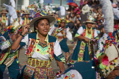 Arica, Chile - 11 Şubat 2017: yıllık Carnaval Andino con la Fuerza del Sol Arica, kuzey Şili adlı bir street parade sırasında performans süslü kostümleri giymiş Tinkus dansçılar.
