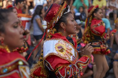 Arica, Şili - 11 Şubat 2017: Şili 'nin Arica kentinde düzenlenen yıllık Karnaval Andino con la Fuerza del Sol' da süslü kostümlü bir Caporales dans grubunun kadın üyeleri.