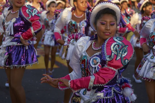 阿里卡 2017 女性成员的华丽服饰表演 在每年的狂欢节安迪 Con 拉阿里卡 智利中部电力公司 Del Sol Caporales — 图库照片