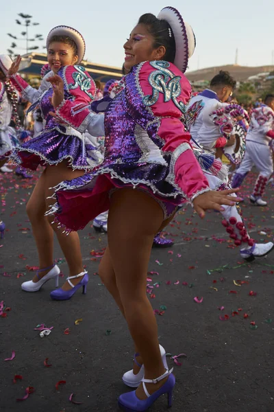 阿里卡 2017 女性成员的华丽服饰表演 在每年的狂欢节安迪 Con 拉阿里卡 智利中部电力公司 Del Sol Caporales — 图库照片