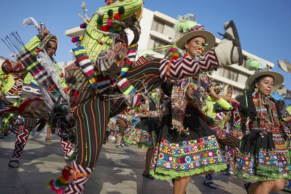 阿里卡 2017 Tinkus 舞者身着华丽服饰表演街头举行的阅兵式上年度狂欢节安迪 Con 中部电力公司 Del Sol 在智利北部阿里卡 — 图库照片