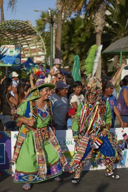 Arica, Chile - 11 Şubat 2017: yıllık Carnaval Andino con la Fuerza del Sol Arica, kuzey Şili adlı bir street parade sırasında performans süslü kostümleri giymiş Tinkus dansçılar.