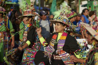 Arica, Chile - 11 Şubat 2017: yıllık Carnaval Andino con la Fuerza del Sol Arica, kuzey Şili adlı bir street parade sırasında performans süslü kostümleri giymiş Tinkus dansçılar.