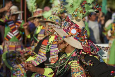 Arica, Chile - 11 Şubat 2017: yıllık Carnaval Andino con la Fuerza del Sol Arica, kuzey Şili adlı bir street parade sırasında performans süslü kostümleri giymiş Tinkus dansçılar.