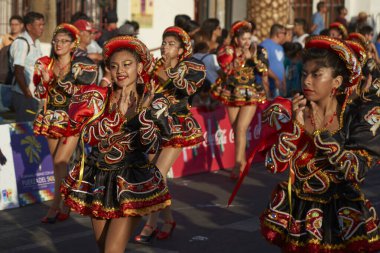 ARICA, ŞİLYE - 11 Şubat 2017: Şili 'nin Arica şehrinde düzenlenen yıllık Karnaval Andino con la Fuerza del Sol' da Caporales dans grubu.