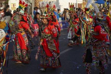 Arica, Chile - 11 Şubat 2017: yıllık Carnaval Andino con la Fuerza del Sol Arica, kuzey Şili adlı bir street parade sırasında performans süslü kostümleri giymiş Tinkus dansçılar.