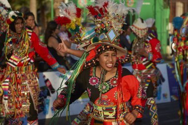 Arica, Chile - 11 Şubat 2017: yıllık Carnaval Andino con la Fuerza del Sol Arica, kuzey Şili adlı bir street parade sırasında performans süslü kostümleri giymiş Tinkus dansçılar.