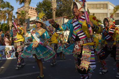 Arica, Chile - 11 Şubat 2017: yıllık Carnaval Andino con la Fuerza del Sol Arica, kuzey Şili adlı bir street parade sırasında performans süslü kostümleri giymiş Tinkus dansçılar.