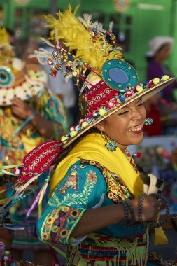 Arica, Chile - 11 Şubat 2017: yıllık Carnaval Andino con la Fuerza del Sol Arica, kuzey Şili adlı bir street parade sırasında performans süslü kostümleri giymiş Tinkus dansçılar.