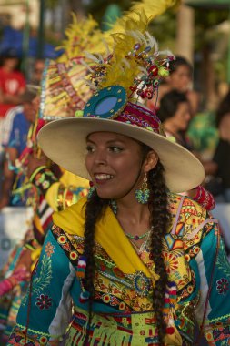 Arica, Chile - 11 Şubat 2017: yıllık Carnaval Andino con la Fuerza del Sol Arica, kuzey Şili adlı bir street parade sırasında performans süslü kostümleri giymiş Tinkus dansçılar.
