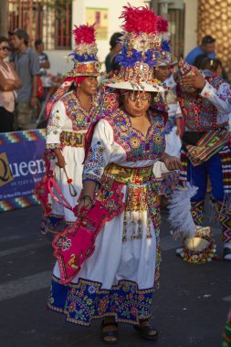 Arica, Chile - 11 Şubat 2017: yıllık Carnaval Andino con la Fuerza del Sol Arica, kuzey Şili adlı bir street parade sırasında performans süslü kostümleri giymiş Tinkus dansçılar.