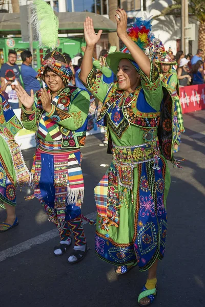 阿里卡 2017 Tinkus 舞者身着华丽服饰表演街头举行的阅兵式上年度狂欢节安迪 Con 中部电力公司 Del Sol 在智利北部阿里卡 — 图库照片