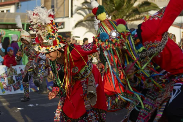 Arica, Chile - 11 Şubat 2017: yıllık Carnaval Andino con la Fuerza del Sol Arica, kuzey Şili adlı bir street parade sırasında performans süslü kostümleri giymiş Tinkus dansçılar.