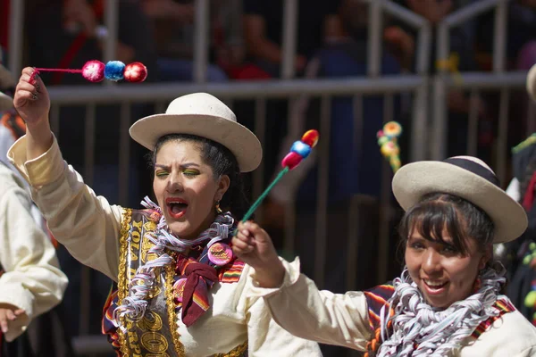 Oruro Bolívia Fevereiro 2017 Dançarinos Lameradas Trajes Ornamentados Apresentam Enquanto — Fotografia de Stock