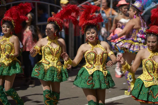 Oruro Βολιβία Φεβρουαρίου 2017 Ομάδα Χορού Morenada Πολύχρωμα Ρούχα Παρελαύνει — Φωτογραφία Αρχείου