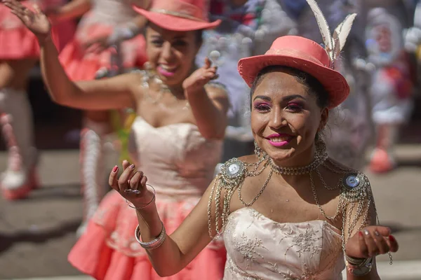 Oruro Bolivien Februar 2017 Morenada Tanzgruppe Farbenfrohen Kostümen Marschiert Durch — Stockfoto