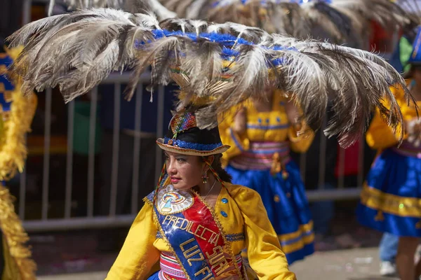 Oruro Bolívia Fevereiro 2017 Dançarinos Folclóricos Tradicionais Trajes Ornamentados Apresentam — Fotografia de Stock