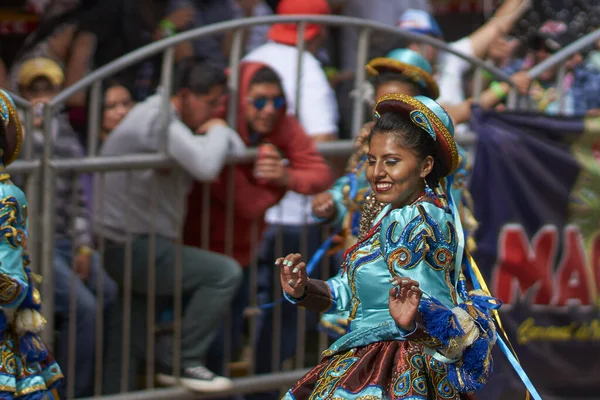 Oruro Bolivia Φεβρουαριου 2017 Χορευτές Του Caporales Περίτεχνες Ενδυμασίες Τραγουδούν — Φωτογραφία Αρχείου