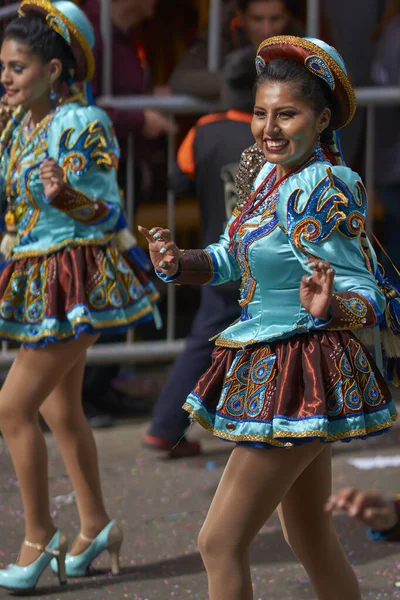 Oruro ボリビア 2017年2月26日 毎年恒例のカーニバルでボリビアのアルチプラーノの鉱山街を練り歩く華やかな衣装を着たカポラダンサー — ストック写真