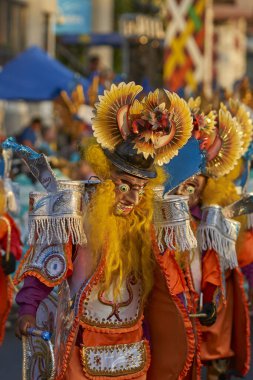 ARICA, ŞİLYE - 11 Şubat 2017: Maskeli Morenada dansçıları, Şili 'nin Arica kentindeki yıllık Karnaval Andino con la Fuerza del Sol' da düzenlenen geçit töreninde gösteri yapıyorlar..