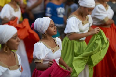 Arica, Chile - 11 Şubat 2017: Grup dansçılar, Afrika kökenli (Afrodescendiente) yıllık performans Carnaval Andino con la Fuerza del Sol Arica, Chile.