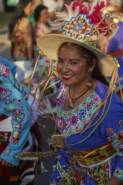 2017年2月11日 在一年一度的Carnaval Andino Con Fuerza Del Sol的街头游行中 丁哥斯舞蹈团身着华丽的服装 表演传统舞蹈 — 图库照片