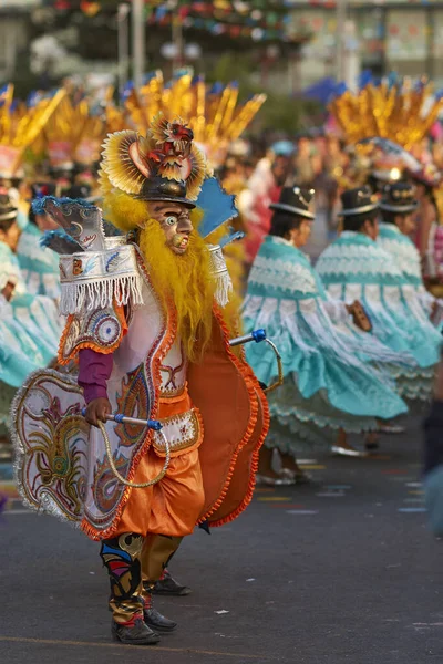 ARICA, ŞİLYE - 11 Şubat 2017: Maskeli Morenada dansçıları, Şili 'nin Arica kentindeki yıllık Karnaval Andino con la Fuerza del Sol' da düzenlenen geçit töreninde gösteri yapıyorlar..