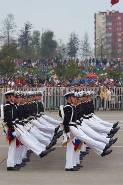 SANTIAGO, ŞİLİ - 19 EYLÜL 2015: Şili, Santiago 'daki Şili Patrias Anma Töreni kapsamında her yıl düzenlenen askeri geçit sırasında Armada de Chile' nin üyeleri geçtiler. 