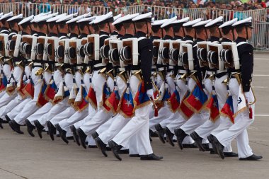 SANTIAGO, ŞİLİ - 19 EYLÜL 2015: Şili, Santiago 'daki Şili Patrias Anma Töreni kapsamında her yıl düzenlenen askeri geçit sırasında Armada de Chile' nin üyeleri geçtiler. 