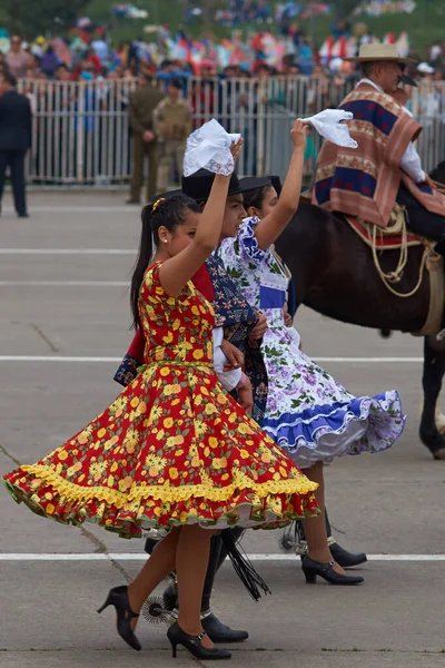 Santiago Chile Setembro 2015 Grupo Dança Tradicional Cueca Apresentando Desfile — Fotografia de Stock