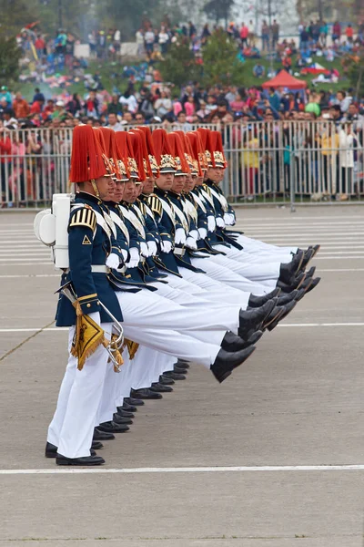 サンティアゴ 2015年9月19日 サンティアゴでのフィエスタ パトリアス記念祭の一環として 毎年恒例の軍事パレード中にチリ陸軍のメンバーが行進する — ストック写真