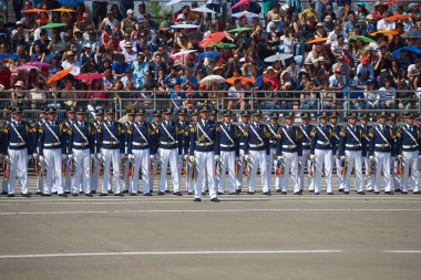 SANTIAGO, ŞİLİ - 19 EYLÜL 2016: Şili Hava Kuvvetleri üyeleri Santiago, Şili 'deki Şili Patrias Anma Töreni kapsamında her yıl düzenlenen askeri geçit töreninin önünden geçtiler. 