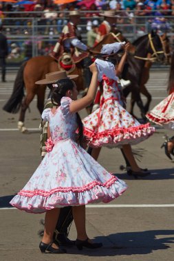 SANTIAGO, ŞİLİ - 19 Eylül 2016: Santiago, Şili 'deki Fiestas Patrias kutlamaları kapsamında geleneksel cueca dans grubu.
